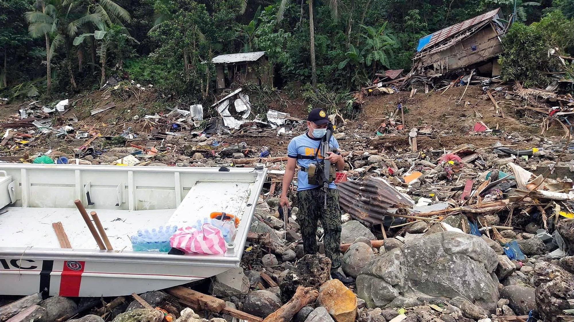 Casas destrozadas tras el paso de la tormenta 'Megi' por Filipinas.