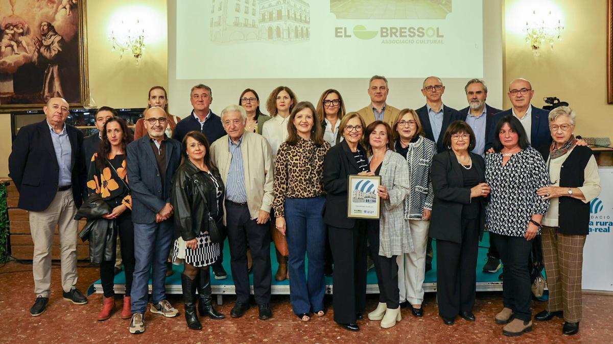 Momento de la entrega del premio a la Asociación Cultural El Bressol.