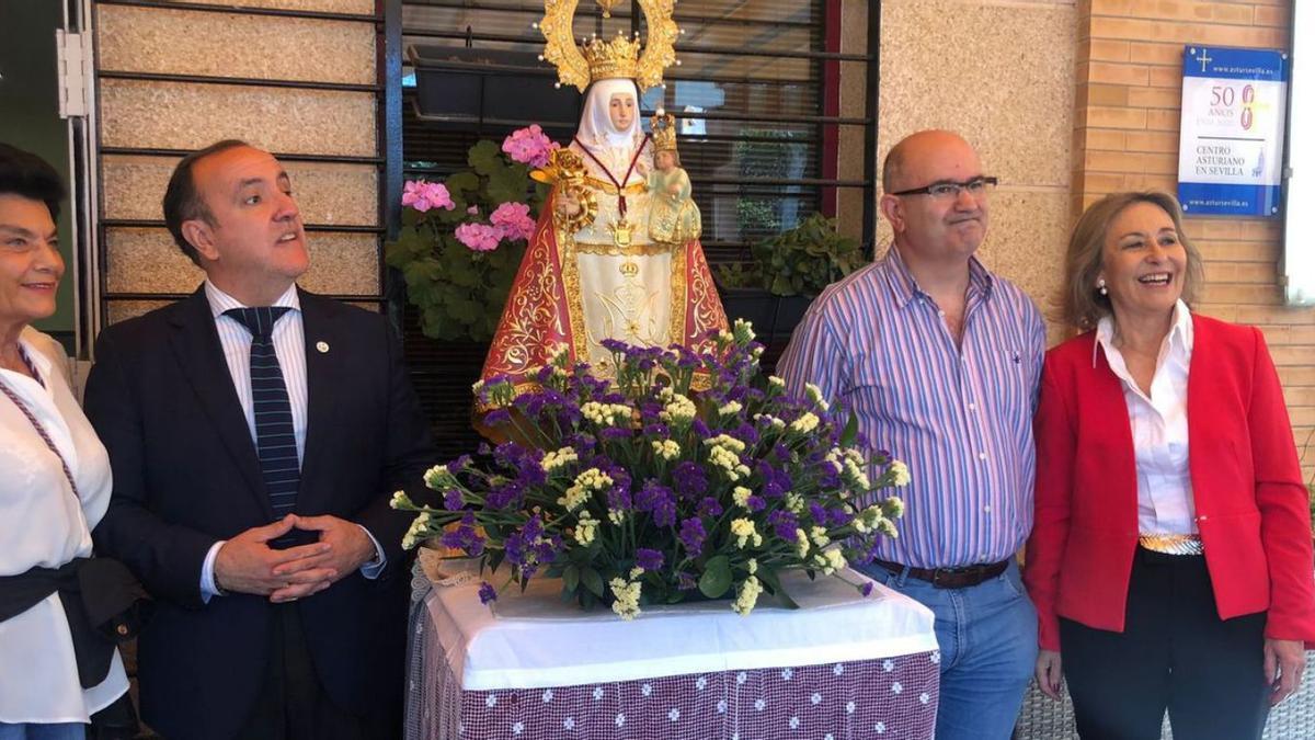 Por la izquierda, Coral Braña, Francisco Páez, concejal delegado del distrito Nervión; Juan Alberto González, presidente del Centro Asturiano de Sevilla; y Margarita Cueto, vicepresidenta primera.