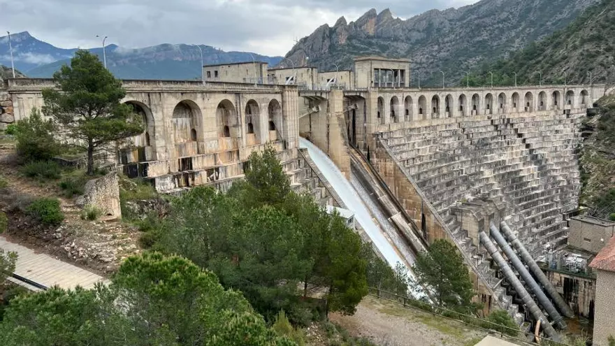 VÍDEO | El pantà d'Oliana desembassa aigua per alliberar espai