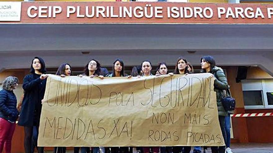 Profesorado del Parga Pondal, ayer en la concentración ante el colegio.