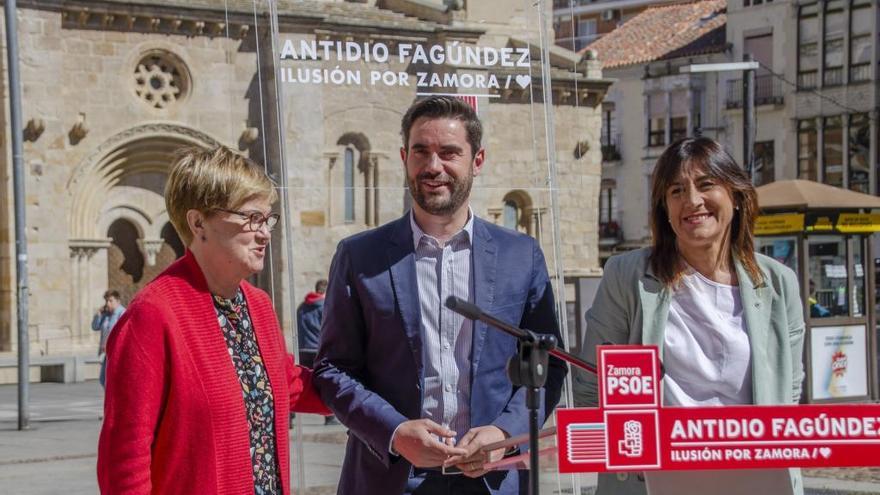 Isaura Leal, Antidio Fagúndez y Ana Sánchez en la plaza de la Constitución de Zamora, esta mañana.