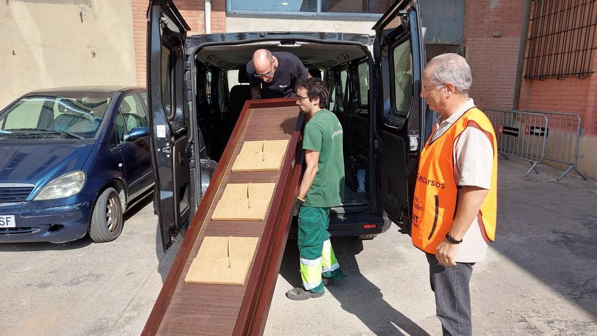 Voluntarios de las entidades colaboradoras cargan un mueble procedente de una habitación del Hotel Arts de Barcelona.