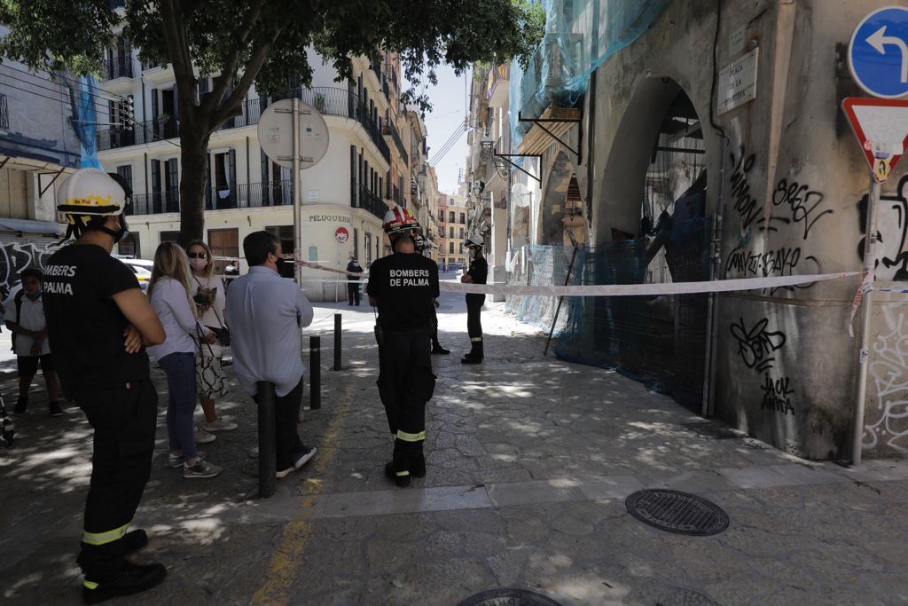 Se derrumba una finca abandonada en la plaza Quartera de Palma