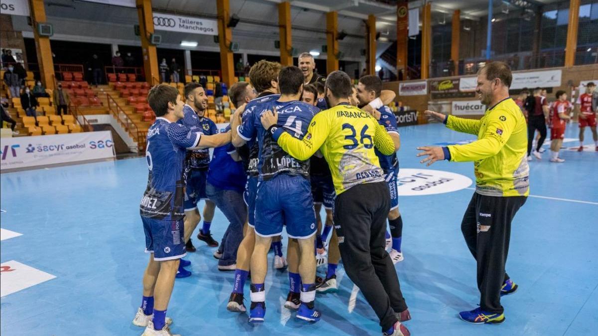 Los jugadores del Frigoríficos celebran el empate al final del partido. / Cortesía Javier Guijarro