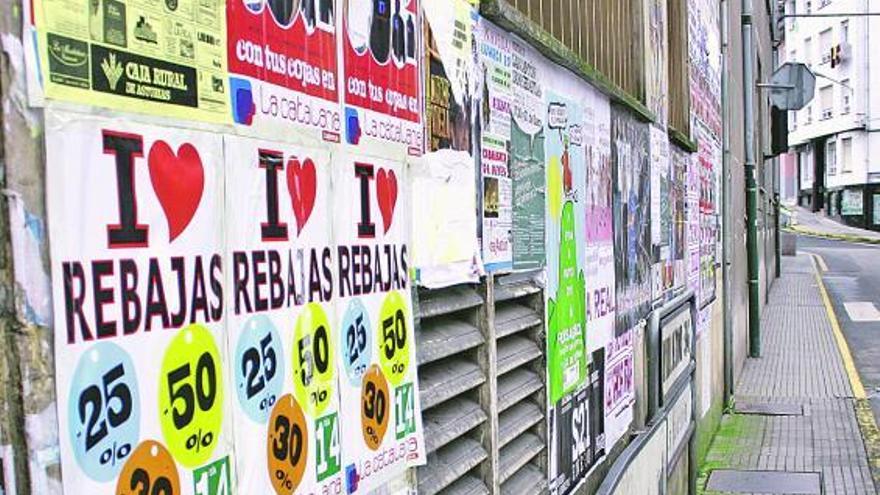 Carteles en el edificio del Inem, en la calle que lleva a la fuente del Bruxo.