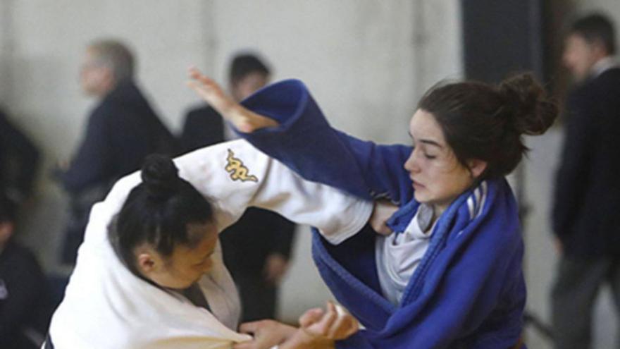 Dos chicas en plena lucha durante el campeonato / Antonio Hernández