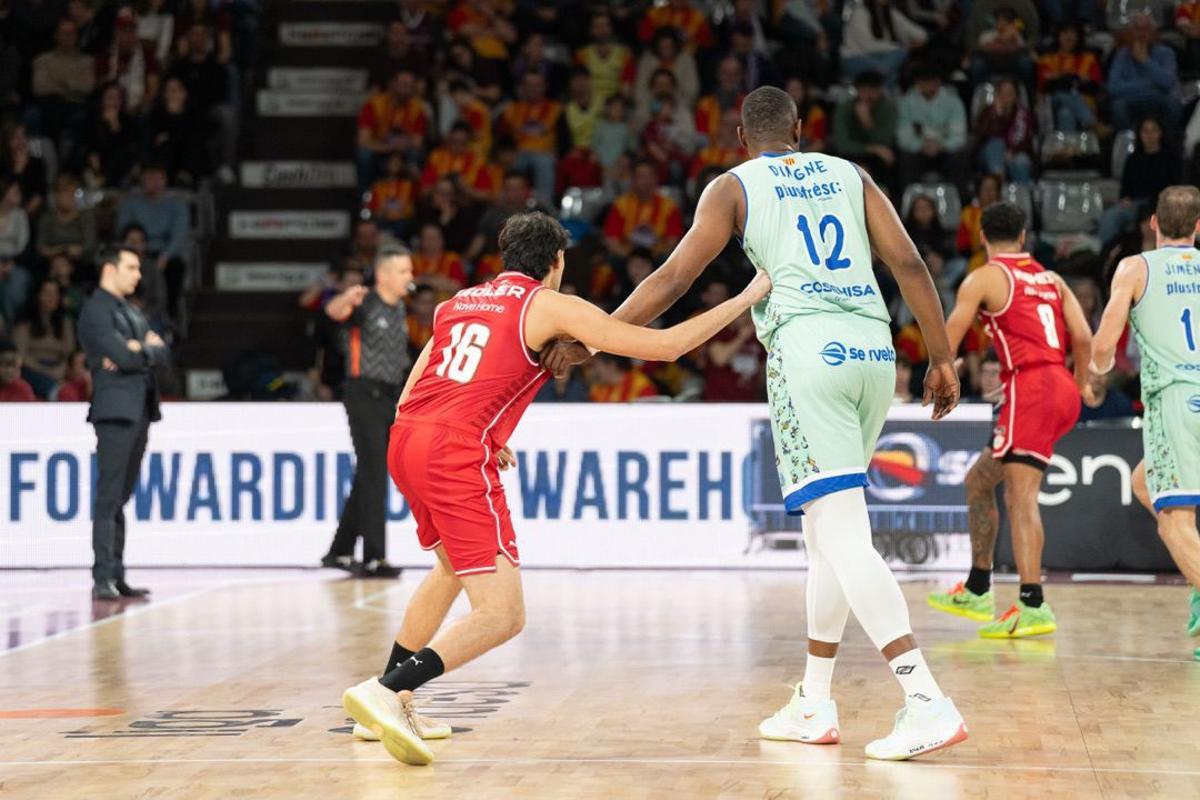 Izan Soler defensant Diagne diumenge a Lleida