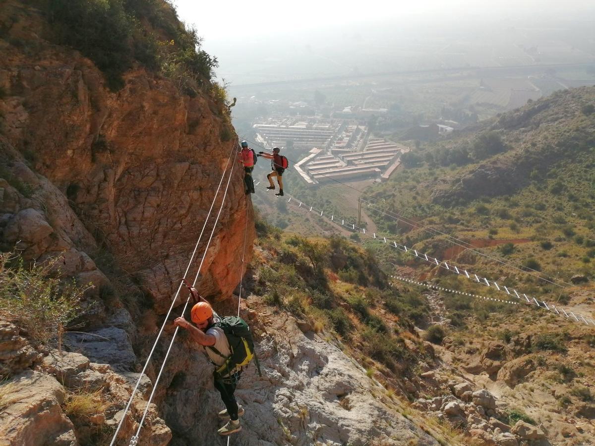 En 2020 se inauguró la vía ferrata, de uso público, sobre la cara sureste de la sierra de Callosa.