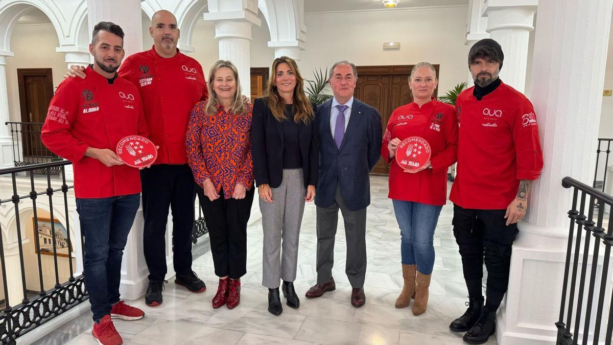 Los cinco chefs mijeños, con laalcaldesa, Ana Mata, y Ángel Marcos,presidente del Grupo All Stars.