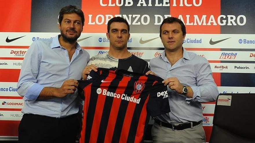 Pablo Guede, en el centro, durante su presentación oficial como técnico de San Lorenzo de Almagro.