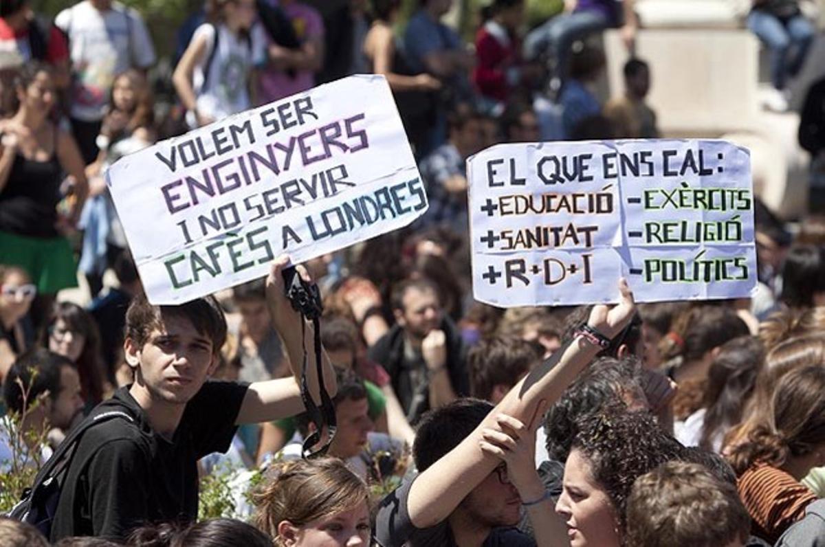 Manifestació d’estudiants contra l’augment de les taxes universitàries. La marxa, que ha acabat al passeig de Lluís Companys de Barcelona, ha comptat amb una gran presència de policies uniformats i de paisà.