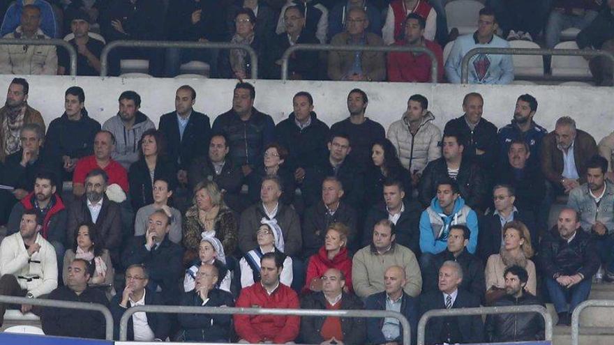 Luis Cousillas, cuarto por la izquierda en la primera fila, en el palco, durante el derbi con el Marino.