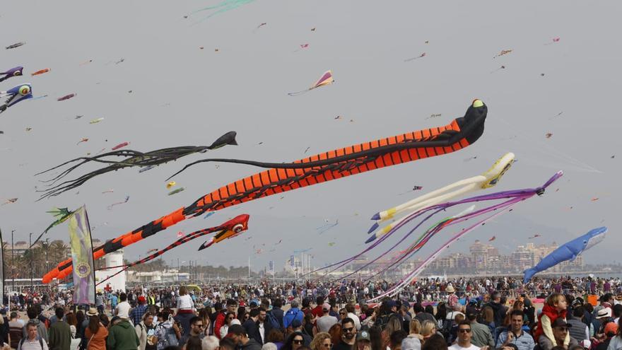 El festival de &#039;milotxes&#039; llena de color el cielo del Cabanyal