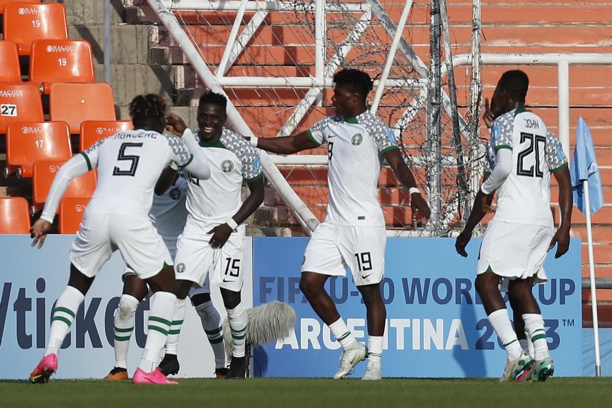 Los jugadores de la selección de Nigeria sub-20 celebran un gol contra Italia en el Mundial.