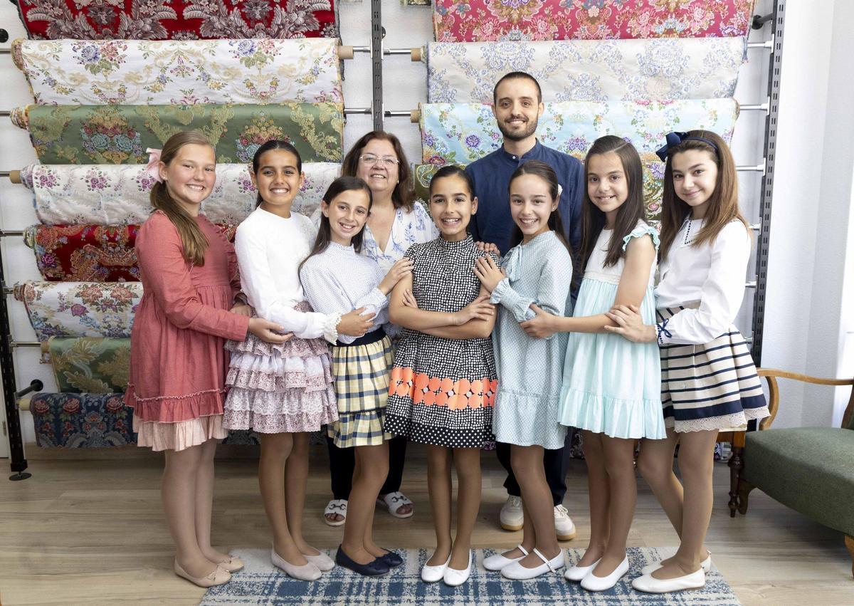 Tradición a medida: la Bellea del Foc Infantil y sus damas inician el camino hacia sus trajes oficiales