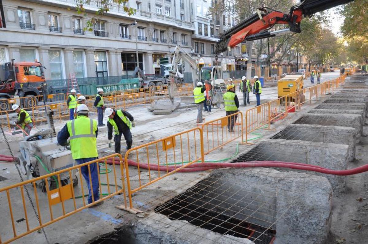 Año 2009 8 La obras en la Gran Vía fueron complejas puesto que hubo que renovar el recubrimiento del Huerva. | ÁNGEL DE CASTRO