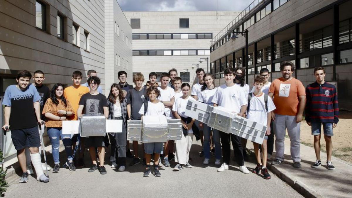 Alumnos, con las sondas del proyecto KubeSat. | EFE