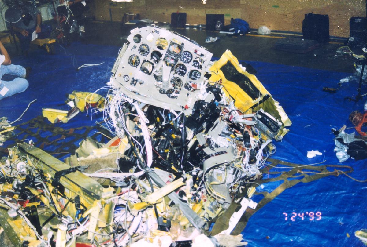 AP --07/07/00-HAVEN- Los restos de los controles de cabina del John F. Kennedy Jr. Piper Saratoga II se ve en esta fotografía publicada por la Junta Nacional de Seguridad en el Transporte el 6 de julio de 2000. Kennedy probablemente se desorientó en el cielo nocturno en su último vuelo, lo que provocó el accidente del 16 de julio de 1999 frente a la costa de Martha's Vineyard, Massachusetts, que lo mató a él, a su esposa Carolyn Bessette Kennedy y a su hermana, Lauren Bessette, dijeron los investigadores federales el jueves 7 de julio de 2000 en su informe final sobre el accidente. Foto/HO)