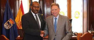Canteli recibe en  el Ayuntamiento al embajador de la República de Haití