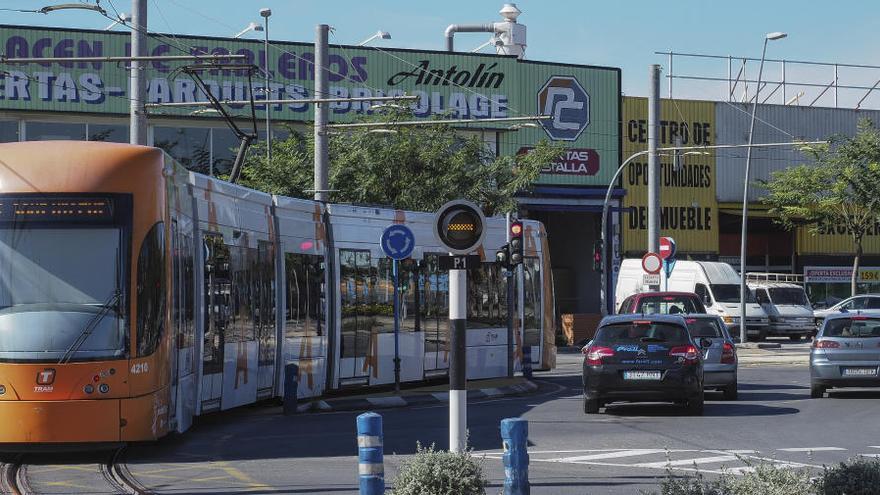 Las Hogueras &quot;tirán&quot; del tranvía que superó el millón de viajeros en junio