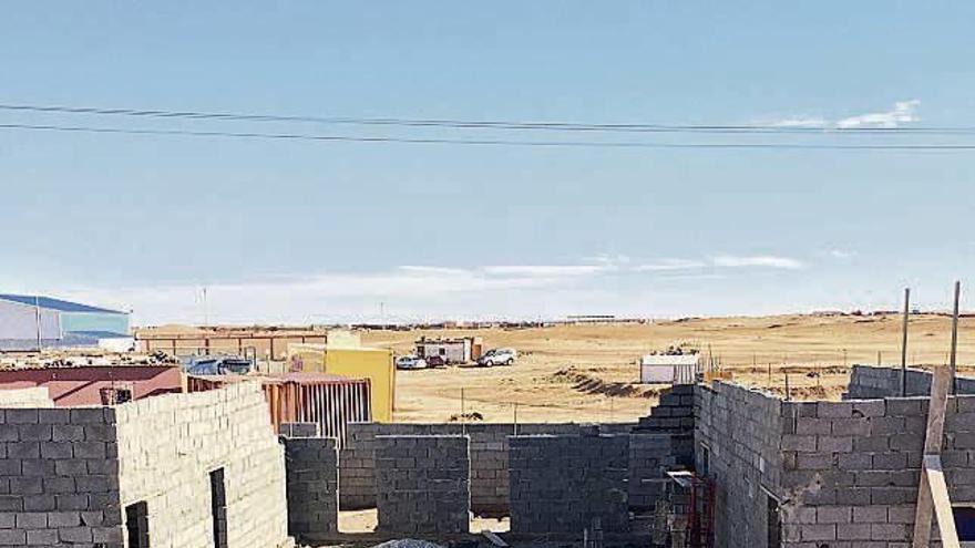 Los voluntarios zamoranos (centro) posan con sus ayudantes en un descanso del trabajo.