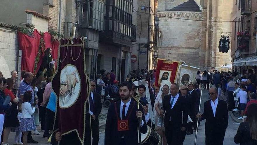 La comitiva procesional se dirige hacia la Plaza Mayor.