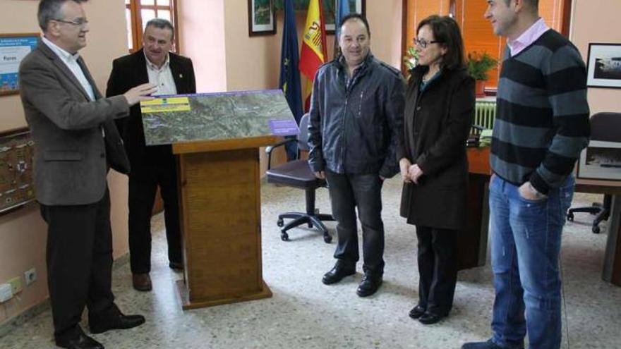 Por la izquierda, Gutiérrez, Longo, el alcalde de Parres, Fernández y Palacios, presentando el proyecto en Arriondas.