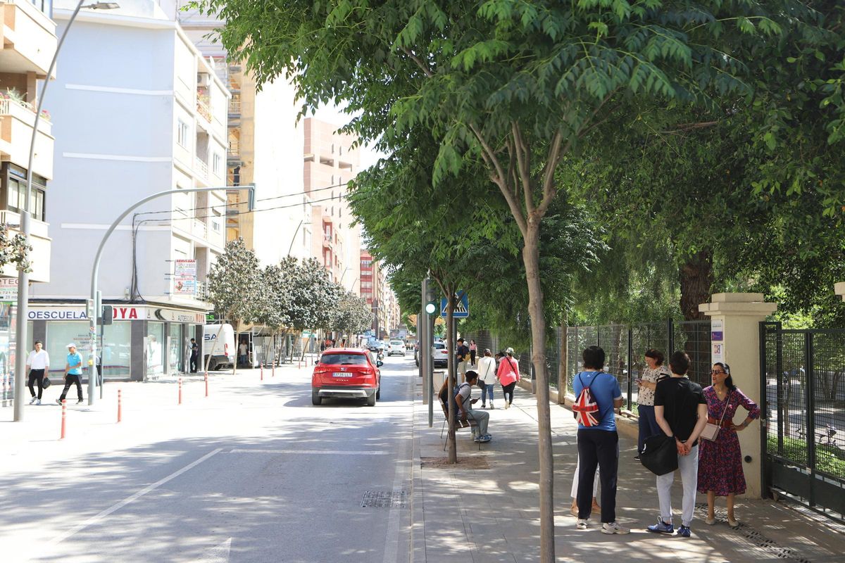 Vista general de la calle Jerónimo Santa Fe, donde se ubican la casa de apuestas y uno de los institutos.