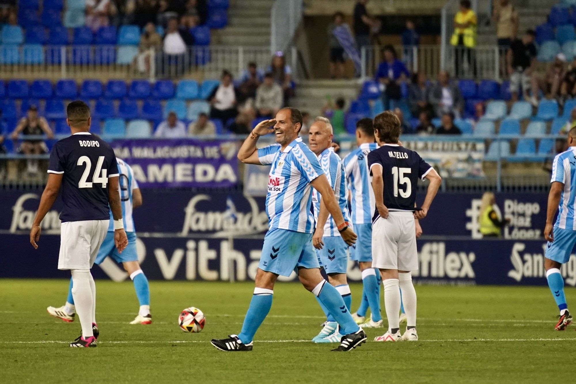 Las leyendas del Málaga CF vuelven a pisar el césped de La Rosaleda