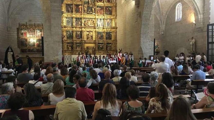 El concierto de las formaciones musicales llenó de amantes de la música el interior de la iglesia de Santo Tomás.