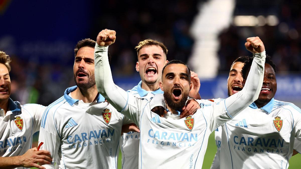 Rober celebra con sus compañeros el gol que adelantaba al Zaragoza ante el Almería.
