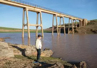 Negocios y alcaldes de Ricobayo auguran un «desastre» si no "sube" el embalse en verano