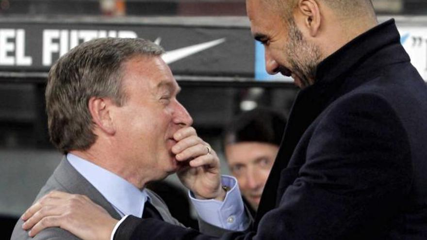 Clemente y Guardiola se saludan antes del partido.