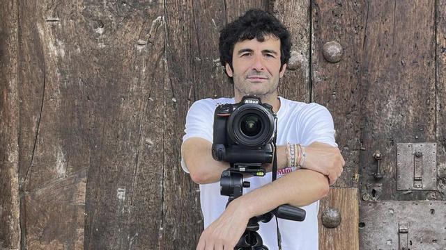 El fotógrafo toresano, José Luis de la Parra, posa con su cámara. | MARTA GONZÁLEZ