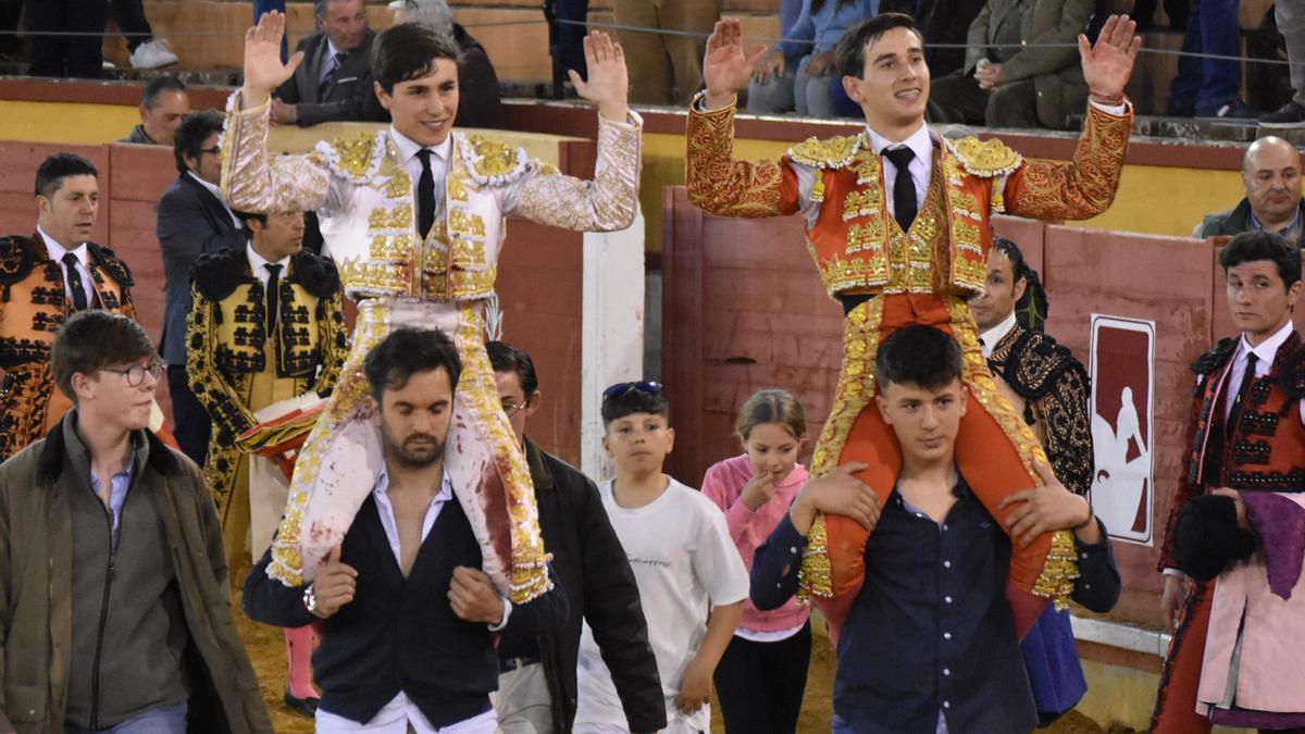 Marcos Linares junto a Ismael Martínez, salen de la plaza de Montoro a hombros, este sábado.