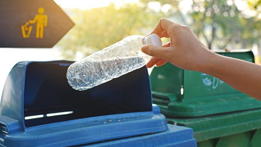 Cuántas veces se puede reutilizar una botella de plástico sin que sea  tóxica?
