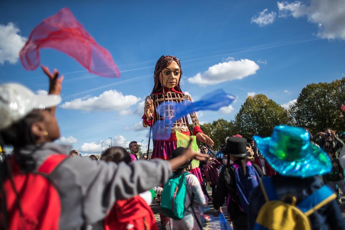 La marioneta Little Amal (Pequeña Amal), de 3,5 metros de altura, representa a una niña de nueve años que comenzó hoy en la frontera turco-siria un viaje épico