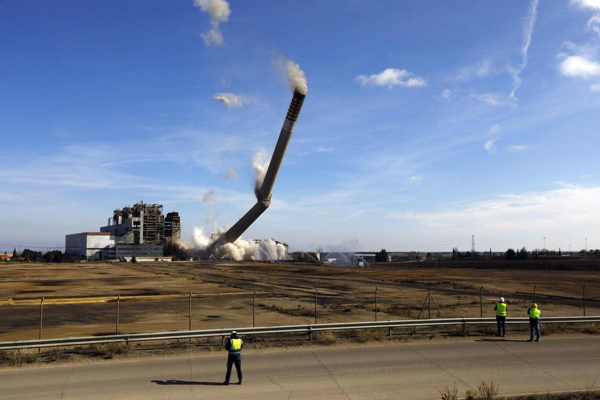 La demolición de la chimenea de la central térmica de Andorra.
