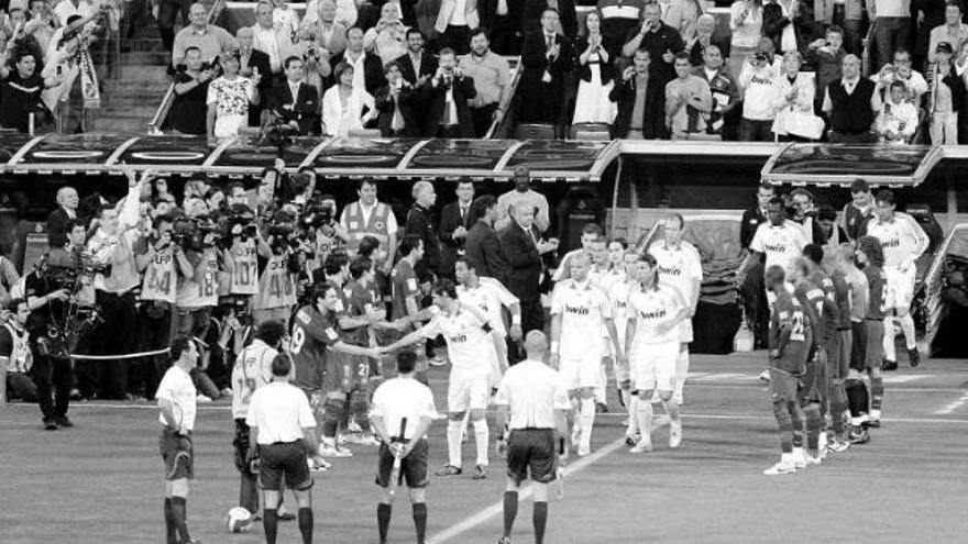 Los jugadores del Real Madrid, con Raúl a la cabeza, saludan a los del Barça, durante el pasillo que les hicieron el miércoles en el Santiago Bernabeu.