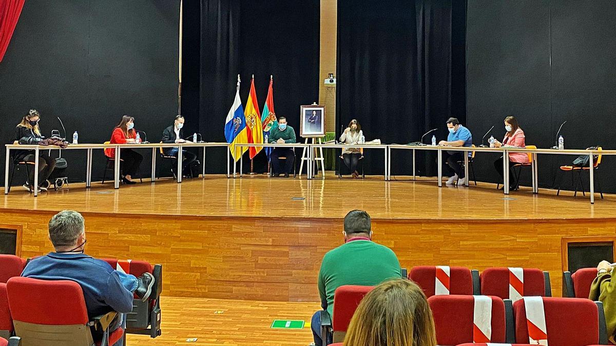 Un momento del pleno de Arona celebrado aye en el Centro Cívico de Cabo Blancor.