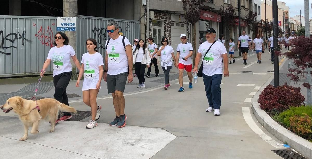 Asistentes a la carrera solidaria desplegada en O Grove, a beneficio de la Asociación Española Contra el Cáncer (AECC).