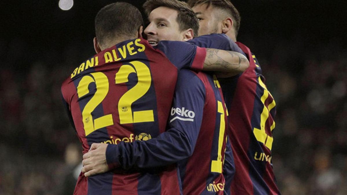 Alves, Messi y Neymar celebrando el gol