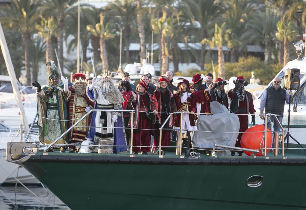 Los Reyes Magos reparten ilusión por la ciudad de Alicante.