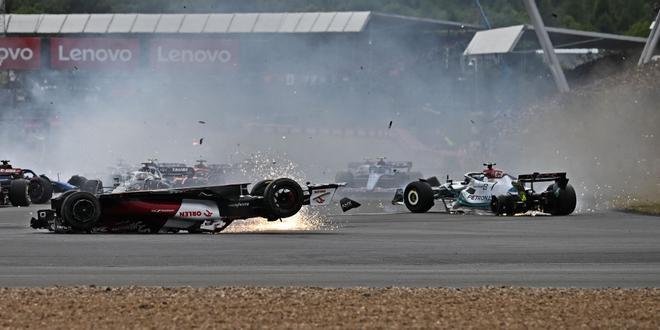 Así fue el terrible accidente de Guanyu Zhou en Silverstone, en imágenes