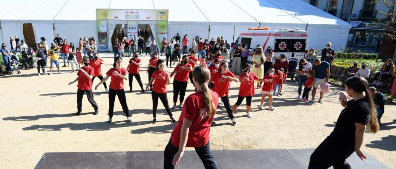 Un taller de danza en el exterior de la feria “PonteSán”, ofrecido por Plié Dance School. |   // G. SANTOS