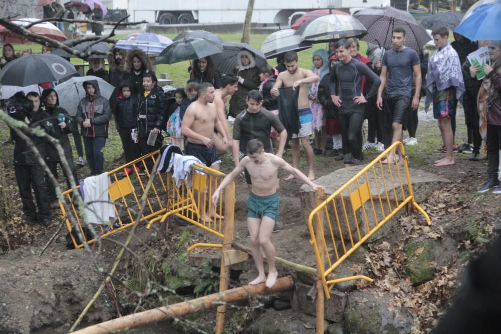 Carnaval en Galicia 2019 | Valor y frío en la tradicional "Corrida do Galo" del entroido de Vilaboa