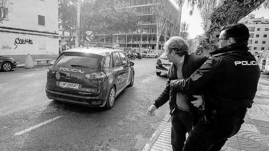 El padre de la víctima y el coche con el supuesto autor del crimen.