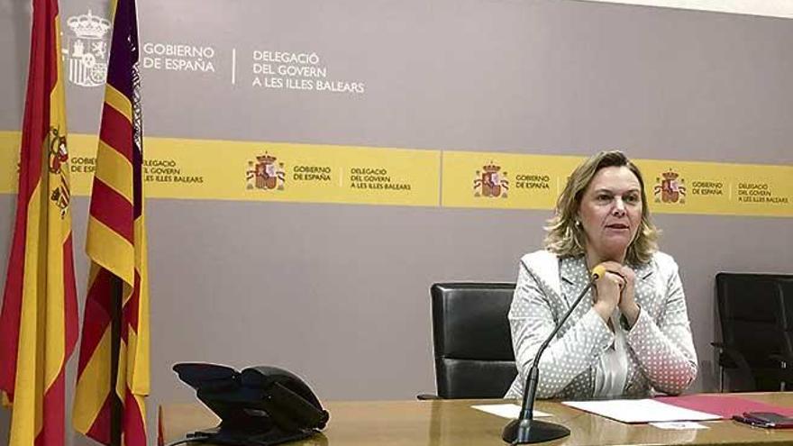 La delegada del Gobierno, María Salom, presentando la semana abierta de la administración.