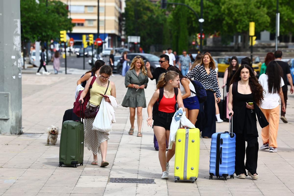 Los alumnos de Zaragoza se marchan a Salou para celebrar el final del curso.